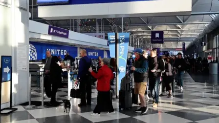 Los funcionarios de Aduanas podrían ⁠dejar de procesar a los viajeros internacionales en ‌los principales aeropuertos de ⁠las ciudades que ⁠se hayan negado a ‌cooperar con la política del gobierno de Trump en materia de inmigración, dijo el secretario de Seguridad Nacional.

Para más información del tema, visita: https://www.eleconomista.com.mx/internacionales/eu-dejar-procesar-viajeros-internacionales-aeropuertos-ciudades-santuario-20260407-807602.html
Twitter: https://twitter.com/eleconomista   
Sitio web: https://www.eleconomista.com.mx/   
Facebook: https://www.facebook.com/ElEconomista.mx   
 
#ElEconomista  #EETV