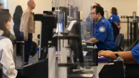 Comprobación de documentos en el aeropuerto de San José (California, Estados Unidos). Foto: Shutterstock
