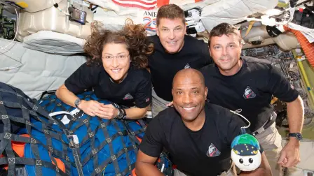 La tripulación de Artemis II ya está de regreso a la Tierra tras completar el sobrevuelo de la cara oculta de la Luna. Durante la maniobra, permanecieron incomunicados durante 40 minutos, alcanzaron una distancia récord respecto a la Tierra y observaron regiones poco exploradas del satélite. La misión marca un nuevo avance en los planes de exploración humana del espacio profundo.

¡Síguenos en nuestras redes sociales para mantenerte informado!

Twitter: https://twitter.com/eleconomista 
Facebook: https://www.facebook.com/ElEconomista.mx
Instagram: https://www.instagram.com/eleconomistamx
LinkedIn: https://www.linkedin.com/company/el-economista/

#ElEconomista #ArtemisII