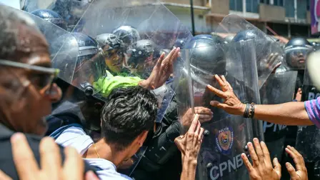 Opositores al gobierno de la presidenta interina venezolana Delcy Rodríguez se enfrentan a la policía durante una manifestación en Caracas.