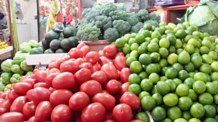 La inflación de frutas y verduras fue de 10.75% en marzo, el mayor incremento para un mes similar en más de cuatro décadas; el jitomate se disparó 42% y productos como limón, pepino, tomate verde y papa contribuyeron a la mayor presión.