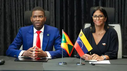 Dickon Mitchell, primer ministro de Granada, y Delcy Rodríguez, presidenta encargada de Venezuela.