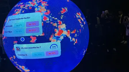 Una pantalla esférica LED muestra información en el interior de la nueva sede de la plataforma online de predicción de mercados Polymarket, denominada "The Situation Room".