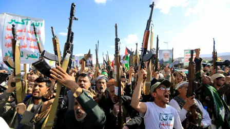 Partidarios del movimiento hutí, respaldado por Irán, exhiben sus armas en una manifestación de solidaridad con Irán y Líbano en Saná