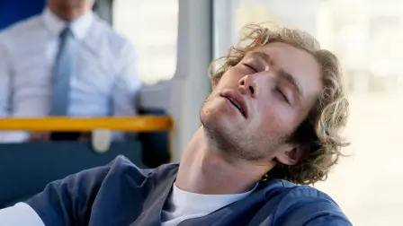 Hombre dormido en el autobús. PeopleImages/Shutterstock