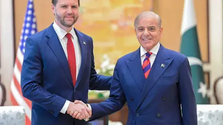 JD Vance saluda al primer ministro pakistaní Shehbaz Sharif en Islamabad, previo a conversaciones de paz entre Estados Unidos e Irán (11 de abril de 2026).