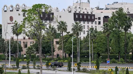 Personal del ejército pasa frente al Hotel Serena, sede prevista para las conversaciones de paz entre Estados Unidos e Irán.