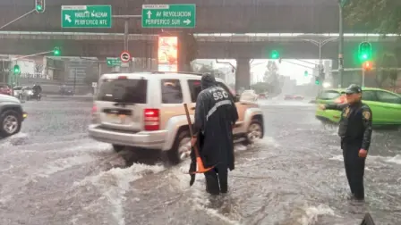 Las autoridades de la Ciudad de México estiman que el tiempo será severo en las siguientes horas en la mayor parte de la capital de México.

Para más información del tema, visita: https://www.eleconomista.com.mx/politica/cdmx-alerta-amarilla-pronostico-lluvias-fuertes-granizo-tarde-sabado-20260411-808287.html

¡Síguenos en nuestras redes sociales para mantenerte informado!

Twitter: https://twitter.com/eleconomista 
Facebook: https://www.facebook.com/ElEconomista.mx
Instagram: https://www.instagram.com/eleconomistamx
LinkedIn: https://www.linkedin.com/company/el-economista/

#ElEconomista #CDMX #Lluvias