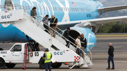 Las autoridades costarricenses reciben un vuelo con 25 personas deportadas de Estados Unidos, todas ellas nacionales de terceros países