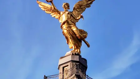 Vista al Ángel de la Independencia, uno de los principales monumentos de la Ciudad de México.