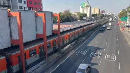 Entre sus exigencias, el SNTSTC Metro solicitó que no se ejecuten trabajos innecesarios de embellecimiento superficial de estaciones.

Para más información del tema, visita: https://www.eleconomista.com.mx/empresas/sindicato-metro-denuncia-falta-mantenimiento-70-trenes-stc-20260411-808308.html

¡Síguenos en nuestras redes sociales para mantenerte informado!

Twitter: https://twitter.com/eleconomista 
Facebook: https://www.facebook.com/ElEconomista.mx
Instagram: https://www.instagram.com/eleconomistamx
LinkedIn: https://www.linkedin.com/company/el-economista/

#ElEconomista #CDMX #Metro