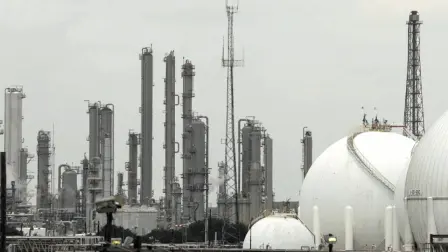La petrolera mexicana informó que ⁠fue contenido un derrame ⁠de diésel en ‌el muelle de su refinería Deer Park, en Texas, ocasionado por la interacción de dos barcos ‌privados.

Para más información del tema, visita: https://www.eleconomista.com.mx/empresas/pemex-contuvo-derrame-diesel-muelle-refineria-deer-park-20260413-808430.html

Twitter: https://twitter.com/eleconomista 
Sitio web: https://www.eleconomista.com.mx/ 
Facebook: https://www.facebook.com/ElEconomista.mx 
Instagram: https://www.instagram.com/eleconomistamx 

#ElEconomista #EETV #Mercados