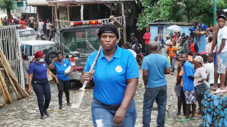 Una rescatista transporta una herramienta en el lugar después de que la Protección Civil del Departamento Norte de Haití.