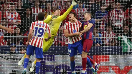 Soccer Football - UEFA Champions League - Quarter Final - Second Leg - Atletico Madrid v FC Barcelona - Riyadh Air Metropolitano, Madrid, Spain - April 14, 2026 Atletico Madrid's Juan Musso and Robin Le Normand in action with FC Barcelona's Robert Lewandowski REUTERS/Gonzalo Fuentes