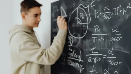 Persona resolviendo operaciones matemáticas básicas