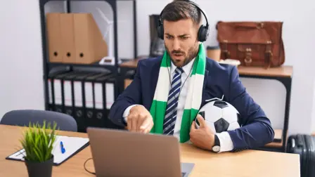 Las quinielas de futbol son recomendadas para integrar a los colaboradores, sin embargo, hay escenarios en los que la práctica puede ameritar más que una tarjeta amarilla en la cancha laboral; especialistas dan sus recomendaciones para evitar sanciones y problemas.

¡Síguenos en nuestras redes sociales para mantenerte informado!