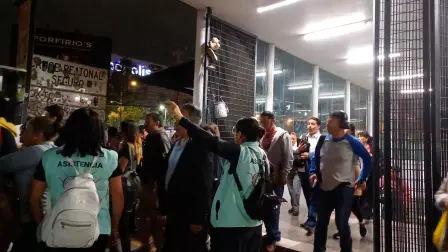 Usuarios de la Línea 3 del Metro de la Ciudad de México tuvieron que ser evacuados de algunas estaciones por fallos en el servicio.