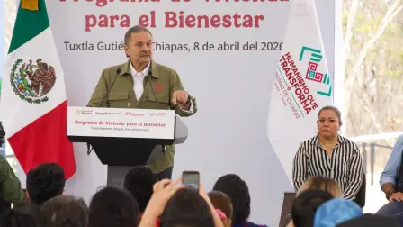 Octavio Romero, director del Infonavit, durante entregas de viviendas en Colima.