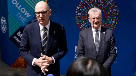 El ministro francés de Economía, Finanzas y Soberanía Industrial, Energética y Digital, Roland Lescure, habla con los medios de comunicación junto a François Villeroy de Galhau, gobernador del Banco de Francia.