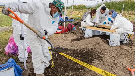 Expertos forenses y autoridades municipales buscan restos humanos en la alcaldía de Tláhuac, en la Ciudad de México, a orillas del lago Chalco, el 15 de abril de 2026.