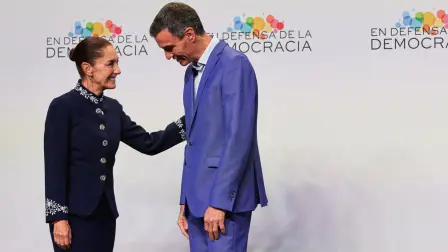 El presidente del Gobierno español, Pedro Sánchez, da la bienvenida a la presidenta de México, Claudia Sheinbaum.
