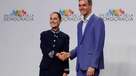 La presidenta de México, Claudia Sheinbaum (izquierda), saluda al presidente del Gobierno de España, Pedro Sánchez, en el "Encuentro en Defensa de la Democracia".