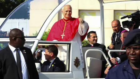 El papa León XIV saluda a la gente al comenzar su viaje apostólico a Angola.