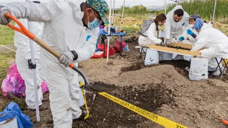 Según un informe de la fiscalía local sobre las excavaciones que realiza el gobierno local en el lago de Chalco, hasta el 13 de abril se habían encontrado 317 "elementos óseos que, de acuerdo con análisis preliminares, podrían corresponder al menos a tres individuos".

Para más información del tema, visita: https://www.eleconomista.com.mx/politica/colectivos-contabilizan-hallazgo-1-000-fragmentos-oseos-excavaciones-chalco-20260417-809283.html

¡Síguenos en nuestras redes sociales para mantenerte informado!

Twitter: https://twitter.com/eleconomista 
Facebook: https://www.facebook.com/ElEconomista.mx
Instagram: https://www.instagram.com/eleconomistamx
LinkedIn: https://www.linkedin.com/company/el-economista/

#ElEconomista #Desapariciones #México