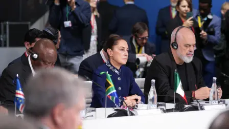 La presidenta durante su asistencia a la IV Cumbre en Defensa de la Democracia.