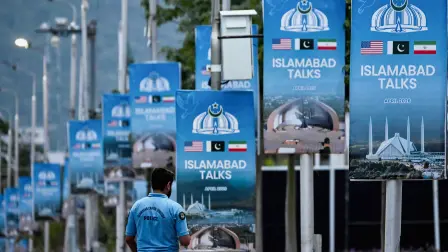 Carteles que destacan la mediación de Pakistán en las conversaciones de paz entre Irán y Estados Unidos.