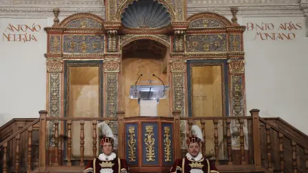 Atril de la ceremonia de entrega del Premio Cervantes en la Universidad de Alcalá de Henares.