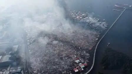 Un enorme incendio destruyó este domingo alrededor de 1,000 viviendas precarias, muchas de ellas construidas sobre pilotes sobre el agua, y dejó a miles de personas desplazadas en una aldea costera del estado de Sabah, en Malasia, según informaron las autoridades.

¡Síguenos en nuestras redes sociales para mantenerte informado!

Twitter: https://twitter.com/eleconomista 
Facebook: https://www.facebook.com/ElEconomista.mx
Instagram: https://www.instagram.com/eleconomistamx
LinkedIn: https://www.linkedin.com/company/el-economista/

#ElEconomista