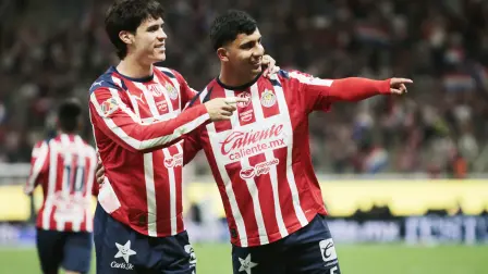 Bryan González Jugador de Chivas festeja con Diego Campillo la anotación hecha contra el conjunto de Puebla en el partido correspondiente a la jornada 15 del Clausura 2026 de la Liga MX.