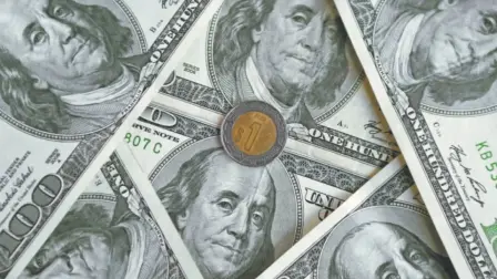 El peso pierde terreno en un mercado cauteloso ante preocupaciones sobre el frágil alto el fuego entre Estados Unidos e Irán y a la espera por negociaciones.

Para más información del tema, visita:https://www.eleconomista.com.mx/mercados/precio-dolar-hoy-20-abril-2026-cuanto-cotiza-20260420-809491.html
Twitter: https://twitter.com/eleconomista 
Sitio web: https://www.eleconomista.com.mx/ 
Facebook: https://www.facebook.com/ElEconomista.mx 

#ElEconomista #CapitalHumano #EETV