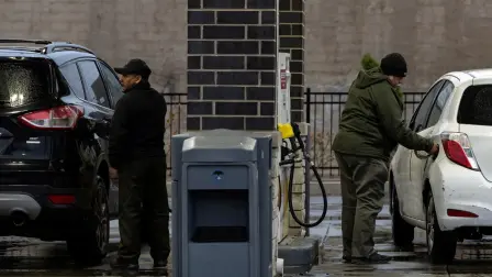 El presidente ⁠Donald Trump desestimó este lunes la opinión de su máximo responsable de energía ⁠de que los precios de la gasolina no bajarán hasta 2027.

¡Síguenos en nuestras redes sociales para mantenerte informado!