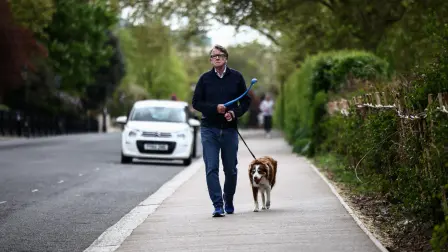 Peter Mandelson pasea con su perro.