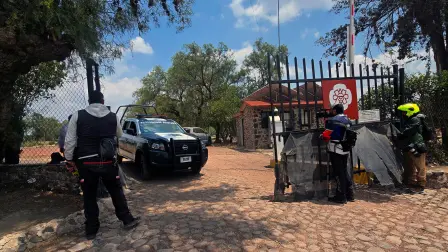 Elementos de seguridad acceden a la zona arqueológica de Teotihuacan tras el ataque armado registrado la tarde del lunes 20 de abril en la Pirámide de la Luna.