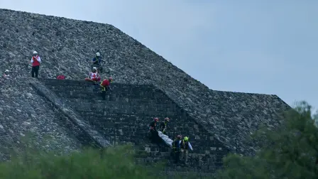 Paramédicos y personal de rescate atendieron a víctimas de Teotihuacán.
