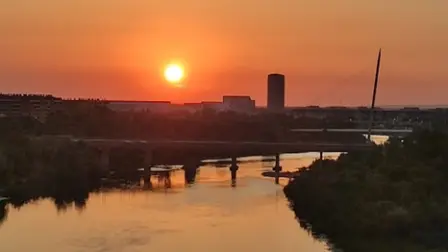Vista del atardecer en Zaragoza, España