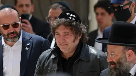 Argentina's President Javier Milei (C) visits the Western Wall in the old city of Jerusalem on April 19, 2026. (Photo by Ilia YEFIMOVICH / AFP)