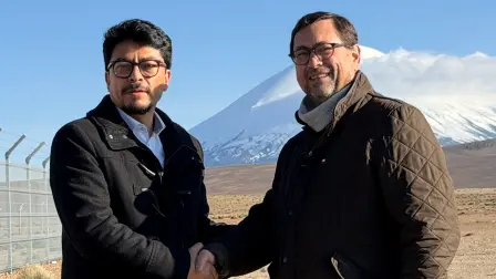 Ministro de Relaciones Exteriores de Chile, Francisco Pérez Mackenna (derecha), estrechando la mano de su homólogo boliviano, Fernando Aramayo.