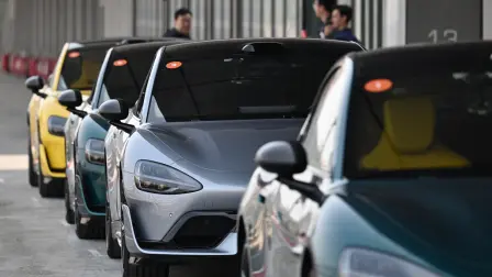 Coches Xiaomi SU7 Ultra se alinean durante una jornada de conducción en pista organizada por Xiaomi en Tianjin.