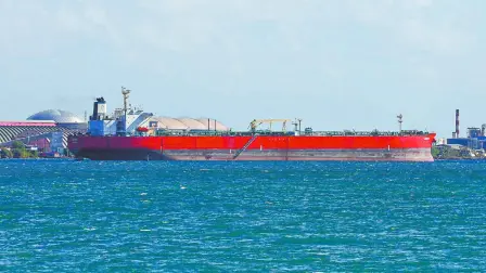 La decisión del presidente de Estados Unidos añade cerca de tres meses a la exención vigente, que estaba prevista que expirara el ‌17 de ​mayo, lo que permite a los buques de pabellón extranjero transportar mercancías entre puertos estadounidenses hasta mediados de agosto.

Para más información del tema, visita: https://www.eleconomista.com.mx/internacionales/trump-da-90-dias-exencion-ley-jones-facilitar-transporte-maritimo-petroleo-20260424-810348.html

¡Síguenos en nuestras redes sociales para mantenerte informado!

Twitter: https://twitter.com/eleconomista 
Facebook: https://www.facebook.com/ElEconomista.mx
Instagram: https://www.instagram.com/eleconomistamx
LinkedIn: https://www.linkedin.com/company/el-economista/

#ElEconomista #LeyJones #Petróleo