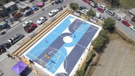 Cancha comunitaria rehabilitada que funciona como espacio deportivo y de encuentro vecinal en zona urbana