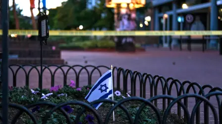Cinta de precaución acordona la calle Pearl en Boulder, Colorado, escenario de un ataque.