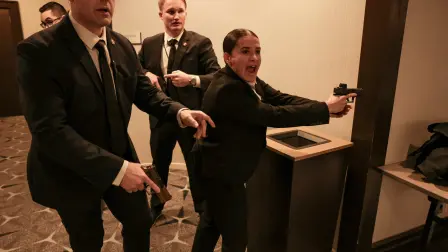 Agentes de seguridad reaccionan cuando un atacante abre fuego durante la cena anual de la Asociación de Corresponsales de la Casa Blanca en Washington Foto: Reuters