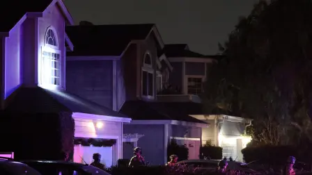 Agentes tácticos del FBI abandonan una casa vinculada al presunto autor del tiroteo.