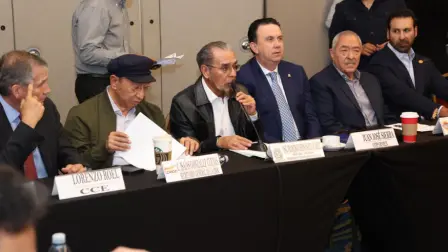 Empresario y representantes sindicales.