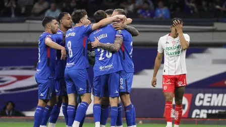 Cruz Azul's Argentine forward #20 Jose Paradela (C) celebrates with teammates after scoring the opening goal during the Liga MX Clausura football match between Cruz Azul and Necaxa at Banorte Stadium in Mexico City on April 26, 2026. (Photo by Victor Cruz / AFP)