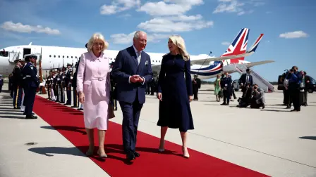 El rey Carlos III y la reina Camila de Gran Bretaña son recibidos por la jefa de protocolo de Estados Unidos, Monica Crowley